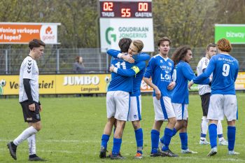 Vanaf de strafschopstip heeft Mitchell van Waveren voor 2-0 gezorgd.